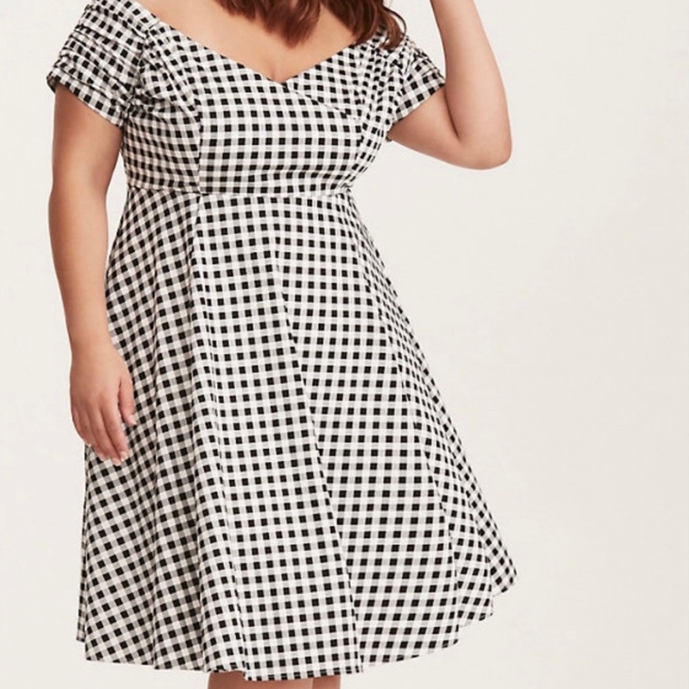 💥HP 5/1💥TORRID black and white swing dress 20